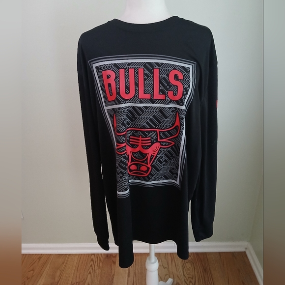 NBA Chicago Bulls Long Sleeve Shirt with Logo - Picture 1 of 7